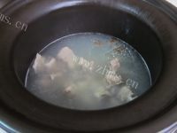 色泽鲜亮的萝卜海带排骨汤做法图解8)