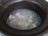 色泽鲜亮的萝卜海带排骨汤的做法图解八