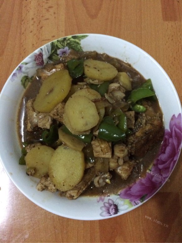 色泽鲜亮的铁锅炖鱼