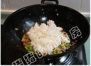 美味的毛豆肉末炒饭做法图解3)