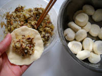 美味的香菇圆白菜腊肉包子做法图解9)
