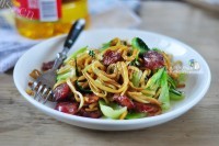 美味的腊肠炒面