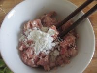 家常菜肉末炒酸豆角做法图解2)