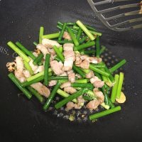 美味营养的蒜薹炒肉做法图解7)