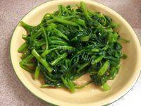 色泽光亮的蒜香空心菜