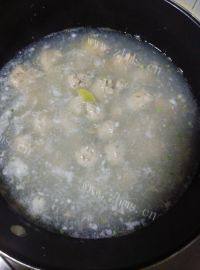 美味的豆芽丸子汤做法图解4)