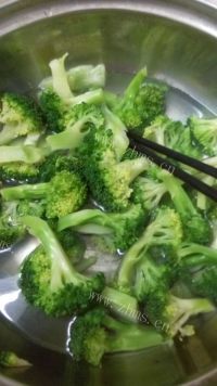 营养丰富的西兰花炒肉片做法图解3)