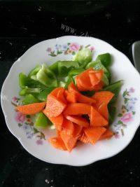 家常菜腊肉炒青椒做法图解3)