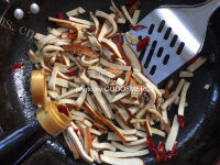 美味的芹菜干子炒肉做法图解5)