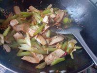 家常菜豆干炒芹菜做法图解12)