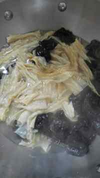 石首油豆皮香拌木耳做法图解1)