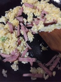 唇齿留香的香肠炒饭做法图解6)