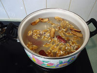 虫草花核桃猪肉汤做法图解4)
