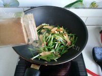 家常菜韭菜炒豆干做法图解7)