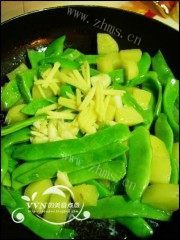 家常菜排骨油豆角炖土豆做法图解3)