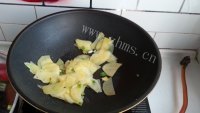 家常菜辣椒炒土豆片做法图解5)