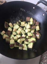 美味的红虾豆腐香锅 做法图解3)
