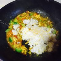 美味营养的咖喱炒饭做法图解6)