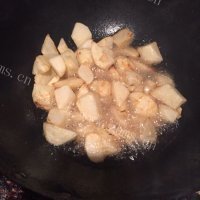 色味俱佳的红烧土豆做法图解2)