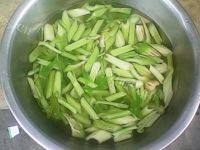 常吃不腻的芹菜炒肉做法图解2)