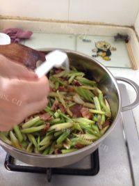 家常菜肉片炒芹菜做法图解6)