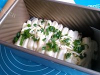 美味手撕香葱面包做法图解14)
