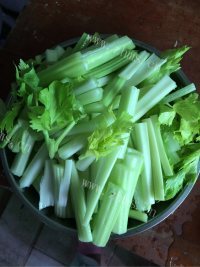 玉盘珍馐的芹菜炒肉做法图解2)