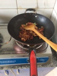 拿手菜酸菜炖粉条猪肉做法图解2)