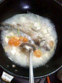 鲫鱼番茄豆腐汤做法图解7)