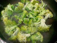 家常菜凉拌木耳西兰花做法图解2)