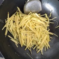 香气浓郁的家常土豆丝做法图解4)