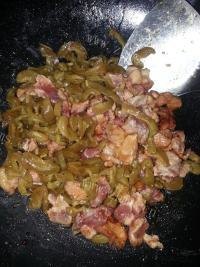 可口的瓜圃咸肉做法图解5)