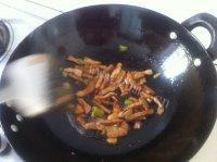 家常菜莴苣炒肉做法图解5)