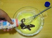 自制巧克力炼乳戚风做法图解4)
