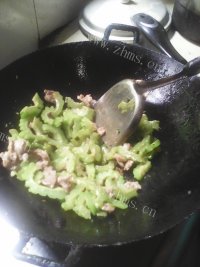 美味葱香苦瓜炒肉做法图解7)