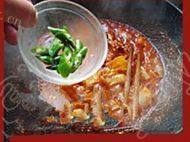 家常辣白菜炒五花肉做法图解7)
