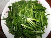 家常菜韭菜炒蛋皮做法图解1)