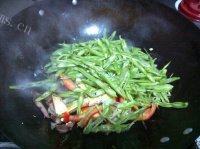 「美味可口」四季豆炒肉做法图解4)