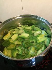 爽口解腻的肉焖苦瓜做法图解3)