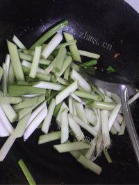 家常菜蒜苗鸡蛋做法图解5)