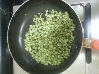 口感极佳的豆角煎鸡蛋做法图解1)