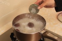 美味的雪蛤桃胶银耳羹做法图解8)