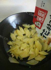 家常菜辣白菜炒土豆片做法图解7)