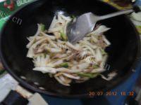 家常菜白菜梗炒肉做法图解9)