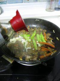 美味的孜然羊肉做法图解11)