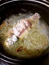 香气浓郁的豆腐鲫鱼汤做法图解4)