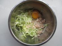 美味西葫芦虾皮煎饼做法图解4)