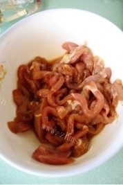 色泽不错的肉丝炒豇豆做法图解1)