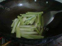 家常菜芹菜炒腊肉做法图解4)
