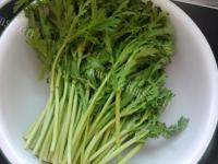 家常菜白灼茼蒿做法图解1)